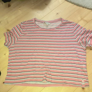 Monki tröja💗 - Säljer en jätte fin kort tröja ifrån Monki som inte kommer till användning 