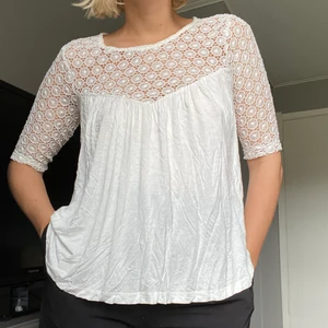 Topp med broderier upptill - En kul topp med broderier upptill. Den är i gott skick men behöver strykas lite vilket jag inte gjort på bilden. 🦋