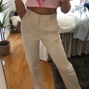 Ljusrosa raka kostymbyxor  - Sommarfira ljuuusrosa raka kostymbyxor 🦄 de lägger sig fint på skorna för mig som är ca 170 cm lång ⚡️ säljer då de ej kommer till användning längre tyvärr! 