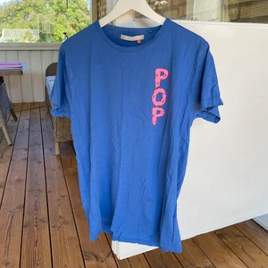 Retro t-shirt - Simpelt plagg från carlings. Passar även fint över en hoodie! Frakt är 45 kr. Köp nu! 😃