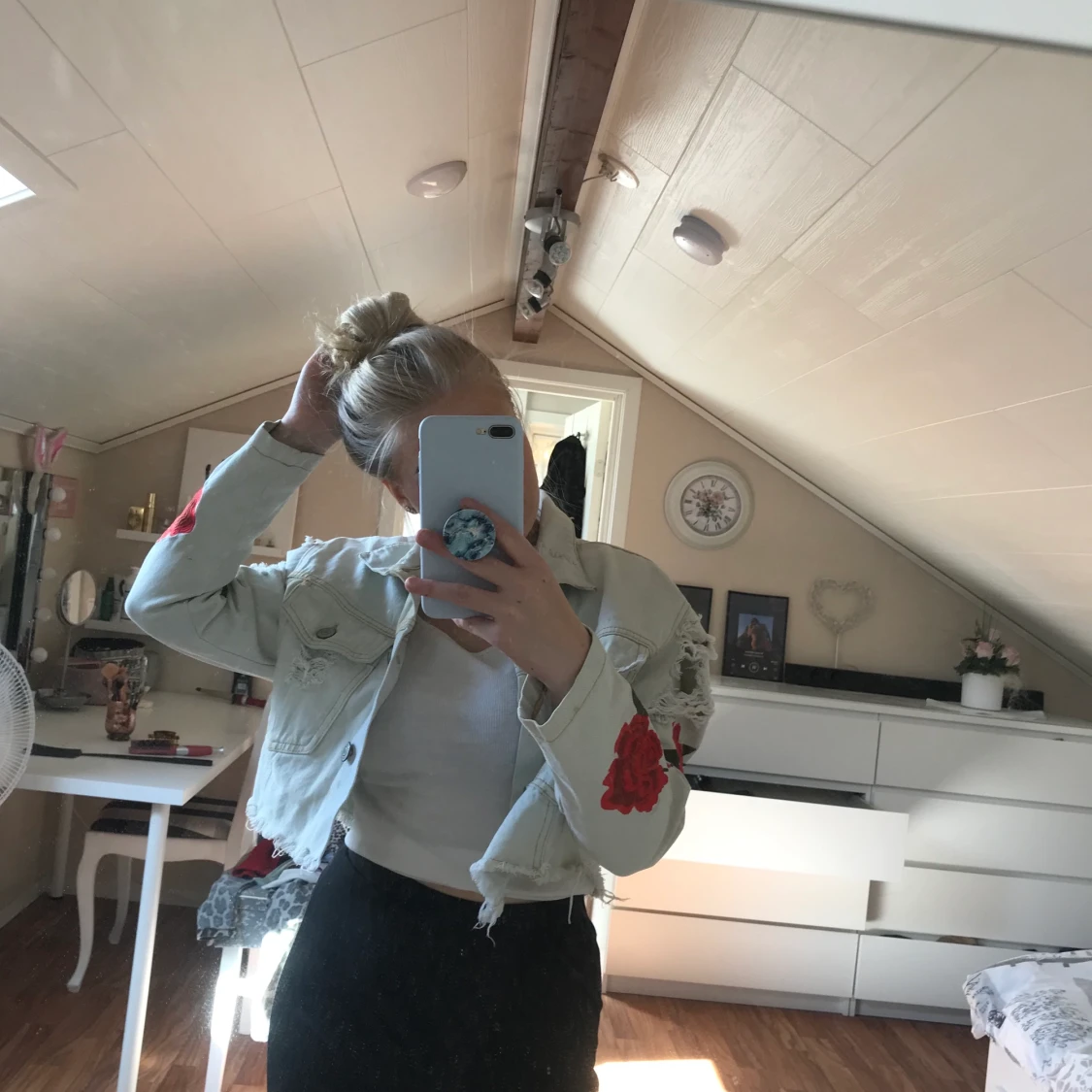 Jeansjacka med rosor på