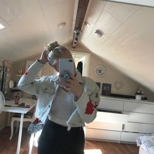 Jeansjacka med rosor på - Jackan är i jeans, en vit jacka med lite ”rivningar” på armarna och ryggen 