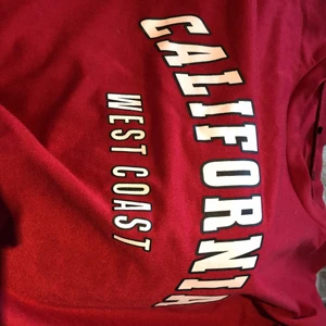 Röd college tröja❤️❤️ - En röd fin college tröja som jag fått men som är köpt från Shein. Men som tyvärr aldrig används. Frakt ingår✅