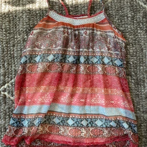 Linne från Vero Moda i M - En mönstrad linne i bohemian style i väldigt bra kondition. Inte cropped. 