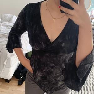 Tröja  - Säljer denna skit snygga tröja pga att den sällan kommer till användning. Vet tyvärr inte vilket märke eftersom den är köpt på en online secondhand affär. Skriv vid intresse!!! 💗💗💗 (köparen står för frakt) 