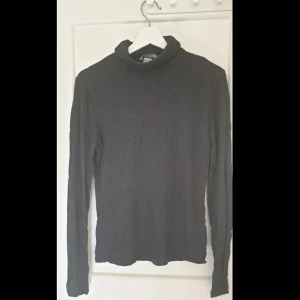 Polotröja grå - Storlek M. Sparsamt använd.