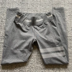 Stronger tights  - Säljer mina stronger tights i storlek XS men passar som S ochså. Dom är felfria och väldigt snygga✨ säljer dom för ej andvändning😇 Frakten ingår i priset 📦🚚
