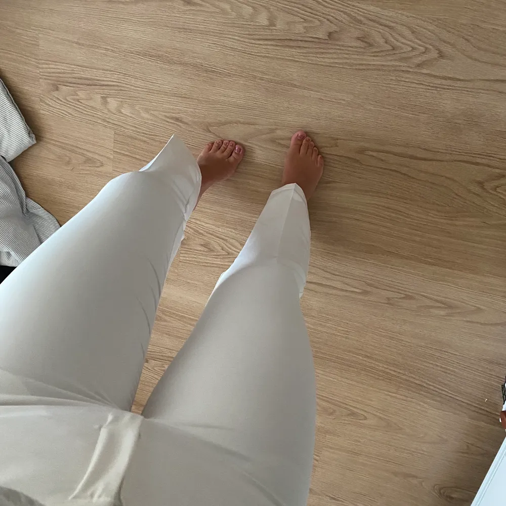 Säljer dessa sjukt snygga vita kostymbyxor från Bikbok, storlek 40. Jeans & Byxor.