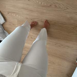 Säljer dessa sjukt snygga vita kostymbyxor från Bikbok, storlek 40