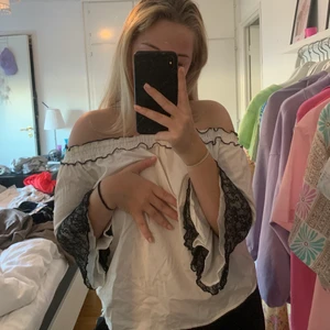 Offshoulder - Fin blus, skick 9/10
