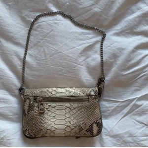Zadig & Voltaire Väska - Super söt liten väska från Zadig Voltaire i ormskinns mönster. 