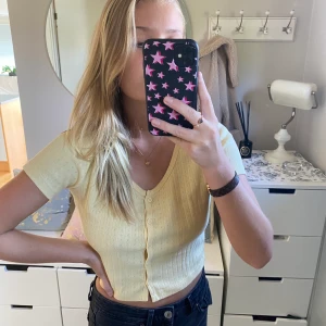 Bikbok topp - Super söt topp från bikbok i storlek S. Prislappen finns fortfarande kvar och är aldrig använd. Köpt för 160kr