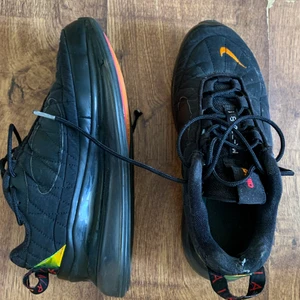 Nike 720 svarta - Ett par svarta Nike 720, väldigt använda, storlek 40