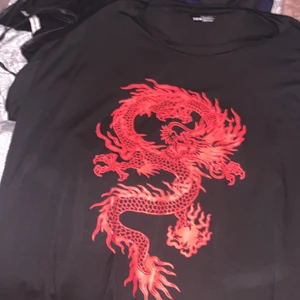 Stor oversize t-shirt  - Stor svart tshirt med röd drake. Aldrig använd 