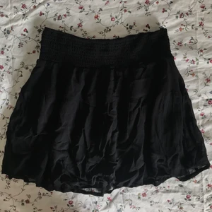 Volangkjol - Svart volangkjol från Neo noir, i fint skick🖤