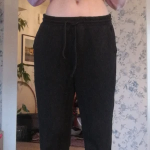 Svarta mjukisbyxor från h&m storlek M - Svarta mjukisbyxor stora för mig, dem är i bra skick och knappt använda. Jag har haft dem i kanske ett halvår och typ aldrig använt dom