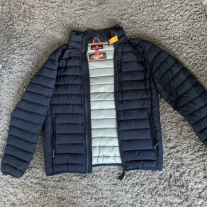 Parajumper jacka - Blå parajumper jacka i jätte fint skick!(använd 3-4gånger) Jackan är i storlek L (barnstorlek) så skulle säga att den passar S/M, fläckfri och ser helt ny ut! Kontakta om frågor gällande pris eller annat🖤⚡️