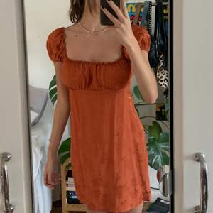 Jättesöt och vacker klänning som aldrig är använd! Super fina detaljer och en fin rostig orange färg. Den är lite stor på mig som är väldigt smal men sitter fortfarande fint!