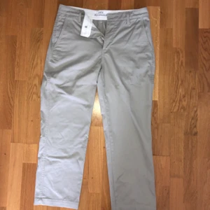 Levi’s chinos  - Jag säljer mina näst intill oanvända levi’s chinos. Jag är 182 cm lång och ni kan skriva privat för fler bilder eller frågor. Jag står för frakt