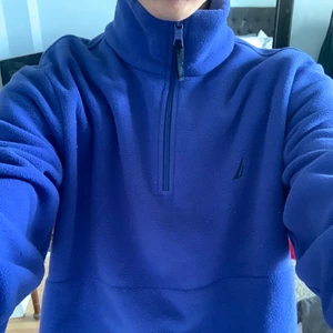 Nautica tröja strl S - Ungefär 1,5 år gammal blå nautica zip fleece polotröja med magficka i bra skick.