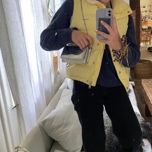Carin Wester väska - Säljer min superfina silvriga väska ifrån Carin wester🤍🤍 Köpt för 449 kr på Åhléns. Endast använd 3 gånger. (Den är inte fläckig utan det är ljuset som reflekterar på den)💖 