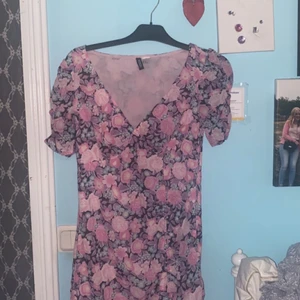 Klänning med puffärm - En superfin klänning från H&M som har puffärm och volang. Det är en knytdetalj på ena sidan av klänningen. Klänningen är i strl 40 men skulle mer säga att den passar 36-38. Klänningen är sparsamt använd. Säljer då den inte kommer till användning🌸