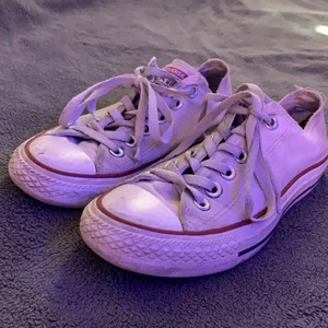 Skor  - Väl använda men inte min stil längre, inte riktigt vita längre 