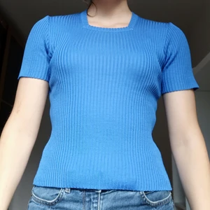 Neonblå tröja från 80-talet - Materialet är mjukt, mycket stretchigt och håller värme. Tröjan har en kantad ringning - en sällsynt design. Märket är okänt, men plagget kommer från 1982. Passar storlekarna XS-M