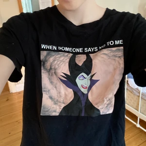 t shirt med tryck - svart t shirt med roligt Disney tryck från gina. sitter väldigt oversize. frakt tillkommer. ha en bra dag!! <3