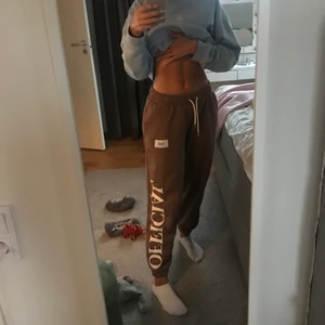 Mjukis byxa från boohoo - Sköna mjuiksbyxor med coolt tryck på ena benet, säljer för att dem har var för korta , jag är 172. Skulle säga att dem skulle passa någon som är lite kortare, skriv vid intresse 