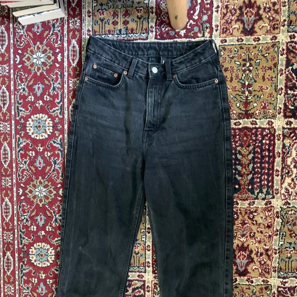 Supersköna och snygga jeans i modellen rowe från Weekday! Färgen är echo black🖤🖤 Storlek 27/30. De är i väldigt bra skick; nästan som helt nya! Kan mötas upp i Stockholm:) Annars betalar köparen frakt💕 . Jeans & Byxor.