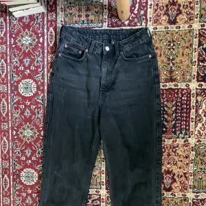 Supersköna och snygga jeans i modellen rowe från Weekday! Färgen är echo black🖤🖤 Storlek 27/30. De är i väldigt bra skick; nästan som helt nya! Kan mötas upp i Stockholm:) Annars betalar köparen frakt💕 