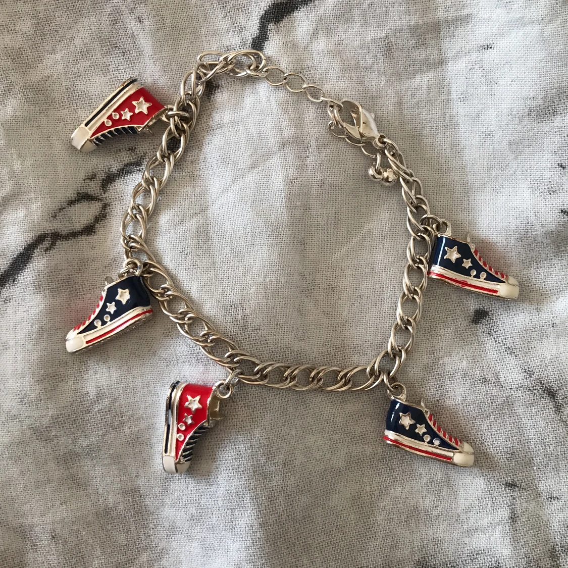 Armband med converesskor på✨ - 90