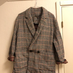 Rutig kappa, sitter som S  - Rutig kappa, sitter som S , anledning till att jag säljer är för den är lite för liten för mig 