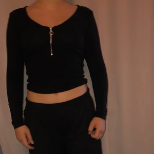 Långärmadtröja - En långärmad tröja med dragkedja. Säljer för att det inte är min stil. Har haft den länge men andvändning ett fåtal gånger. Köpt för typ 150kr