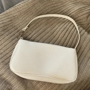 Oanvänd väska - Helt ny väska som inte kommer till användning🤍  Frakten kostar 48kr