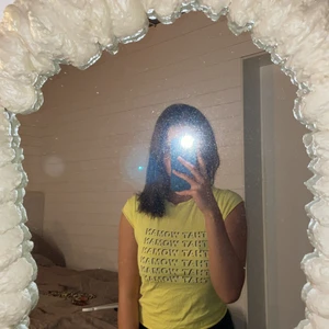 That woman t-shirt  - T-shirt med ”that woman that drives men insane” tryck. Ursprungligen från NA-KD, använd fåtal gånger.