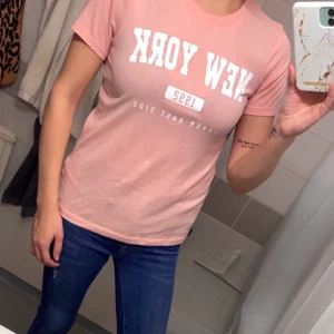 Rosa T-shirt med vitt tryck storlek Xs - Rosa t-shirt med vitt tryck från H&M i storlek xs, oanvänd.