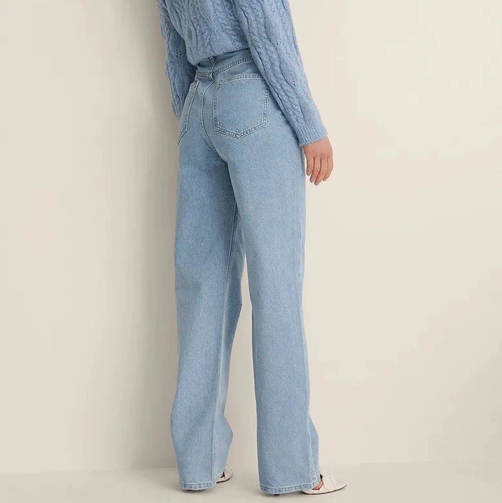 Säljer mina älskade blåa wide leg jeans köpta på NA-KD. Storlek 32 men skulle säga att de även passar en 34 då de är lite större i midjan💙 Byxorna nuddar marken på mig som är 165cm! Säljer då jag inte tycker att jag passar i denna modellen på jeans🥺 Använda 2ggr så dom är i mycket bra skick!! Köparen står för frakten💙 KÖP NU 375kr + frakt✨. Jeans & Byxor.
