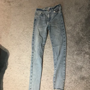 Bikbok  - De är storlek S och sitter snyggt på, typ helt oandvända. 