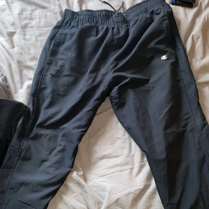 90 tals champion track byxor - jättefina vintage chamion utomhus tränings byxor inga skador