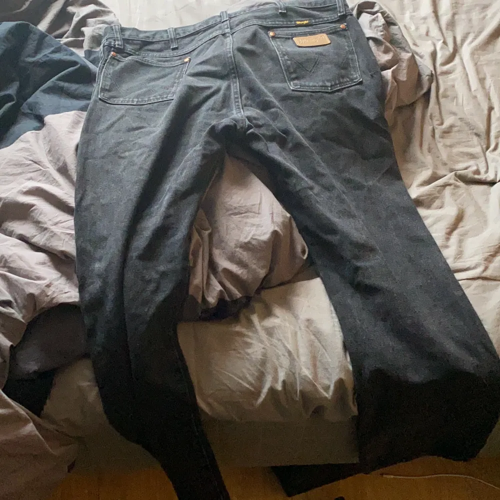 baggy wrangler jeans inga skador eller så vet inte exakta storleken men beroende på hur du vill att dom ska sitta så typ 160 så är dom jättebaggy o 180 så är dom typ straight. Jeans & Byxor.