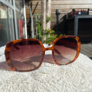 Mango solglasögon  - Dessa as najs solglasögon från mango!! Nya och endast testade💓💓💓💓