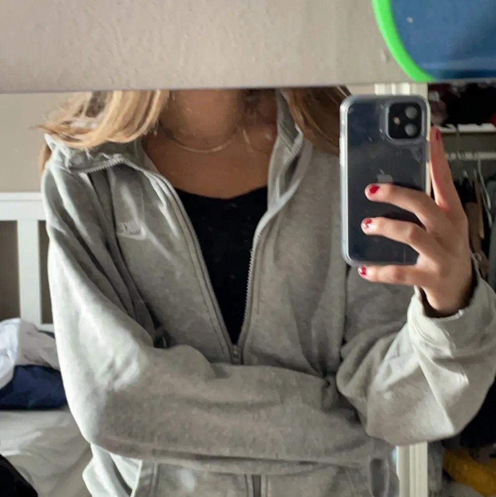 Skit snygg Nike zip up hoodie som tyvärr inye kommer till användning eftersom jag har en precis likadan!. Hoodies.