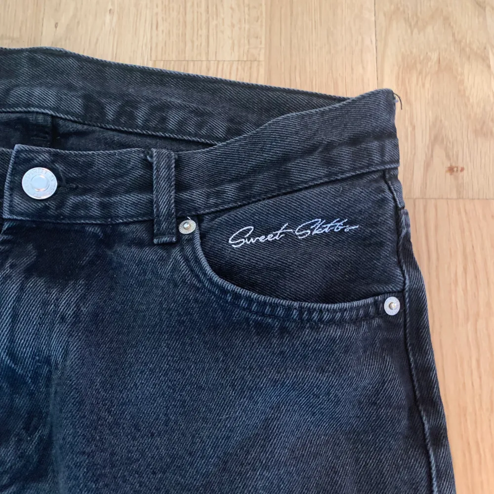 Superfina baggy Svart/gråa sweet skater jeans köpta för 500kr. Herr jeans, men kan användas av båda tjejer och killar. Är urtvättade men gav de bara en trendig svart/grå färg,  inga andra slitningar eller hål. Strl M och personen som har på sig dom är lite under 180. Buda gärna💕. Jeans & Byxor.