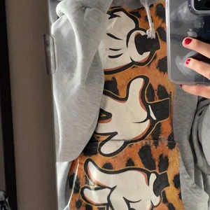 Grå hoodie  - As cool grå hoodie me tryck! Str xl men liten i storlek så den är som en s/m💕