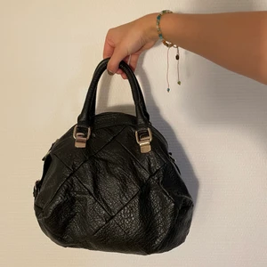 Svart handväska - Enkel svart handväska från Lindex, köparen står för frakten💖