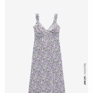 Blommig klänning - Superfin klänning från Zara. Endast använd en gång så den är i mycket fint skick! Superfin att använda nu på sensommaren, köpt gör 399 men säljer för 150!