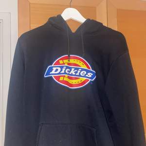 Dickies hoodie i fint skick, säljer pga att det inte är min stil längre. Super fint skick. Storlek M. PRIS KAN DISKUTERAS! 