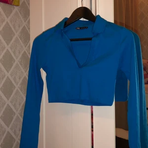 Långarmad tröja med V-ringning blå - Köpt från Zara men aldrig använd. Storlek S. Säljer för 120kr. 